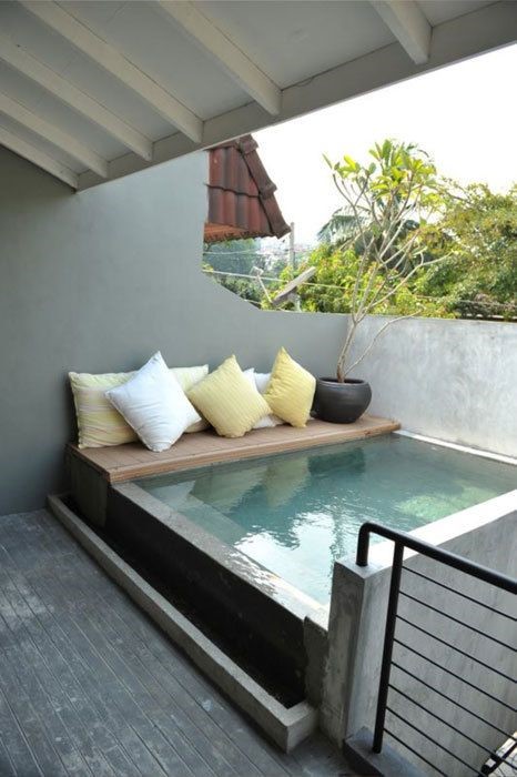 Pas besoin d'avoir un grand jardin pour avoir la plus belle des piscines, une grande terrasse suffit